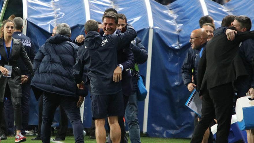 Míchel, entrenador del Málaga, se abraza con Enrique Ruiz, preparador físico, tras el partido.