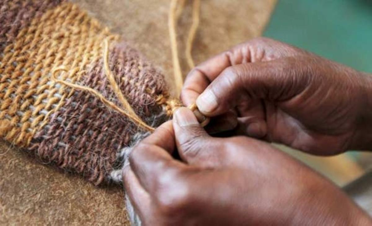 Una teixidora lliga els últims nusos d’una bufanda a Teyateyaneng, capital del districte de Berea, a Lesotho.