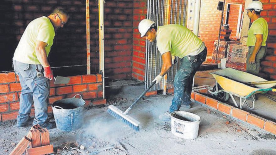 Albañiles trabajan en la reforma de una vivienda en Vigo.