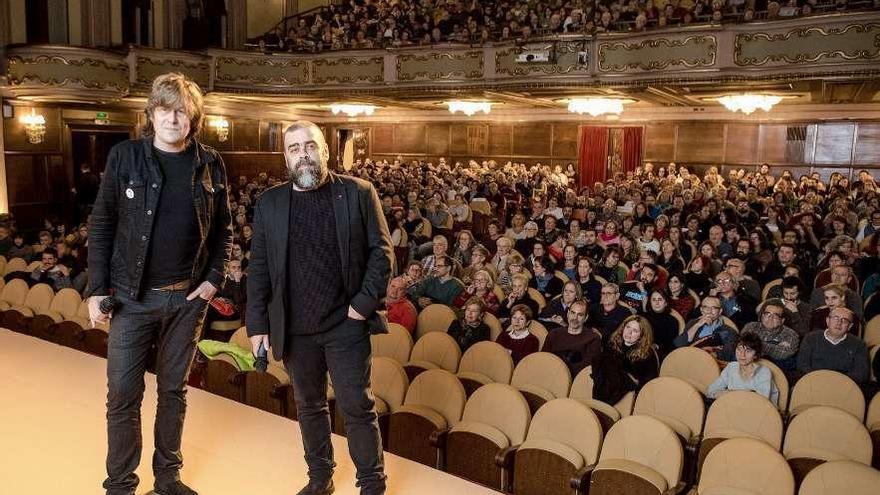 Nacho Vegas y Ramón Lluis Bande, en la presentación de &quot;Cantares de una revolución&quot; en el teatro Jovellanos de Gijón, en diciembre.
