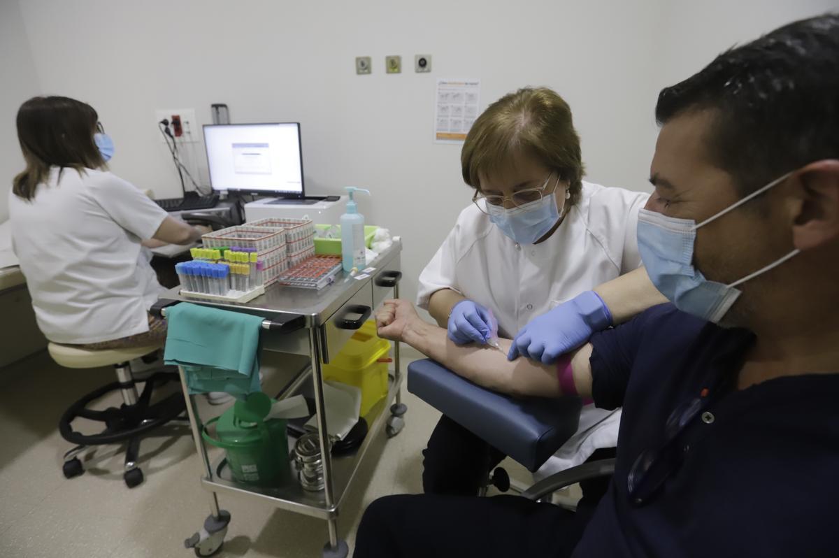 La enfermera PIlar Pérez extrae sangre a un paciente en los dos boxes que hay en el Castilla del Pino.