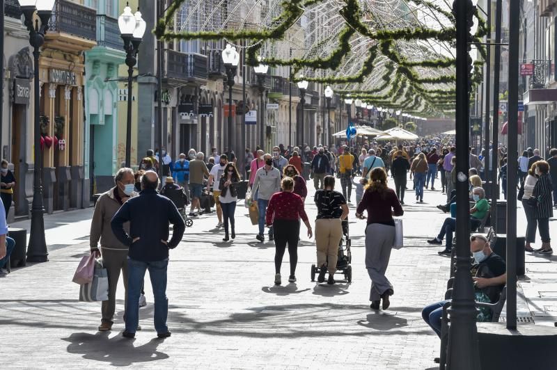 Vista de la calle de Triana durante las compras navideñas