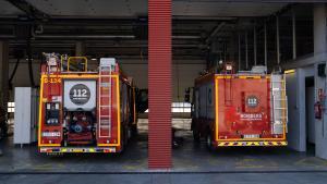 Dos camiones de los Bomberos de Barcelona estacionados en el Parque de Bomberos de Montjuïc