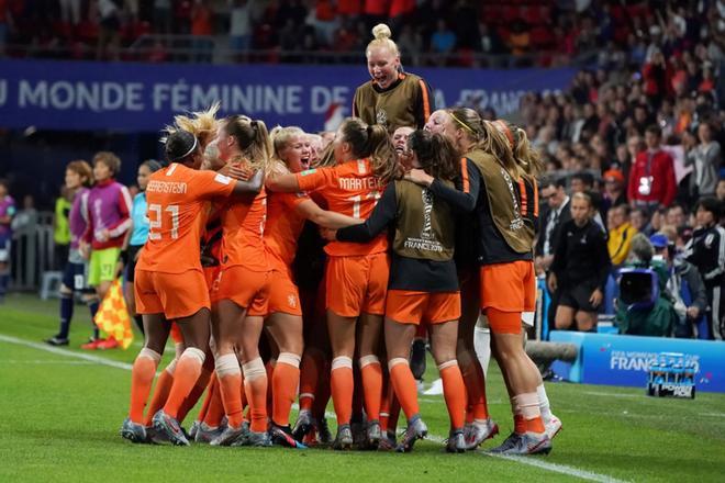 Lieke Martens (c) de Holanda celebra con sus compañeras la anotación de un penalti ante Japón durante un partido de la Copa Mundial Femenina 2019 celebrado este martes en Rennes (Francia).