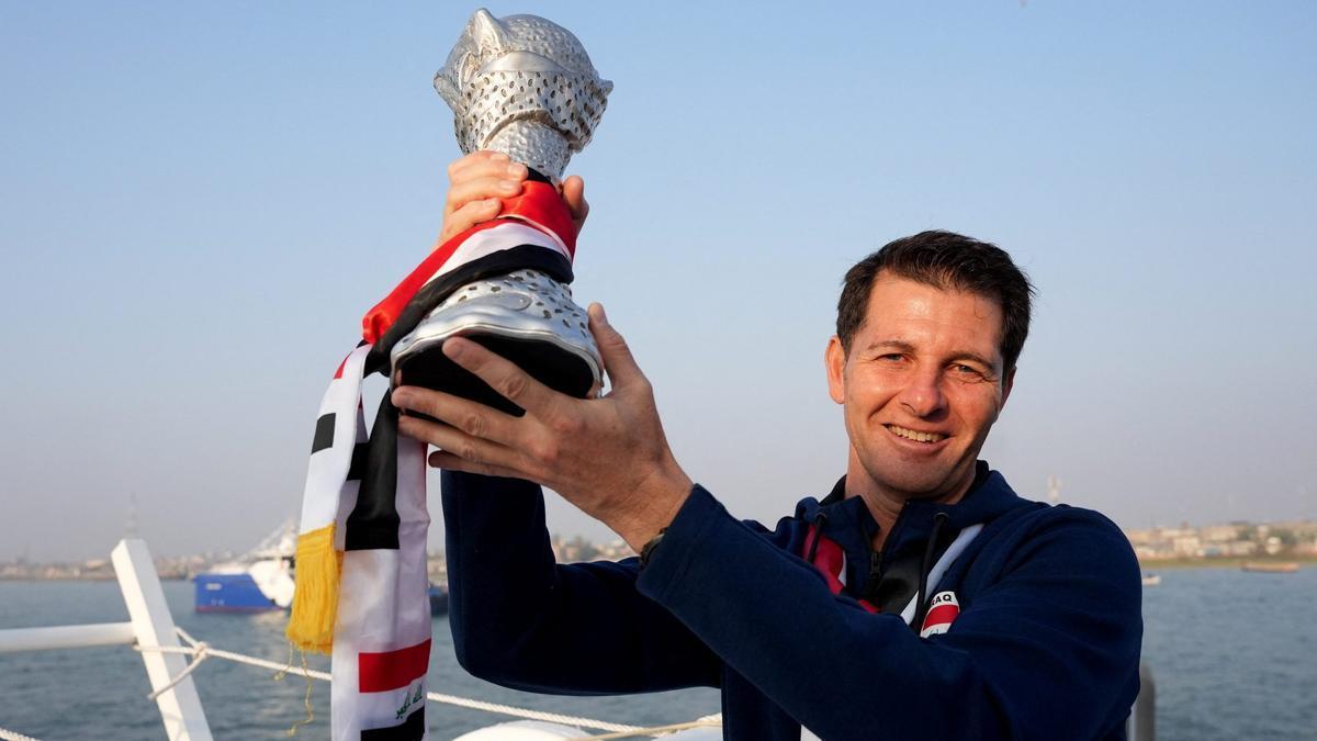 Jesús Casas, seleccionador de Irak, con la Copa del Golfo que ganó en enero ante Omán.