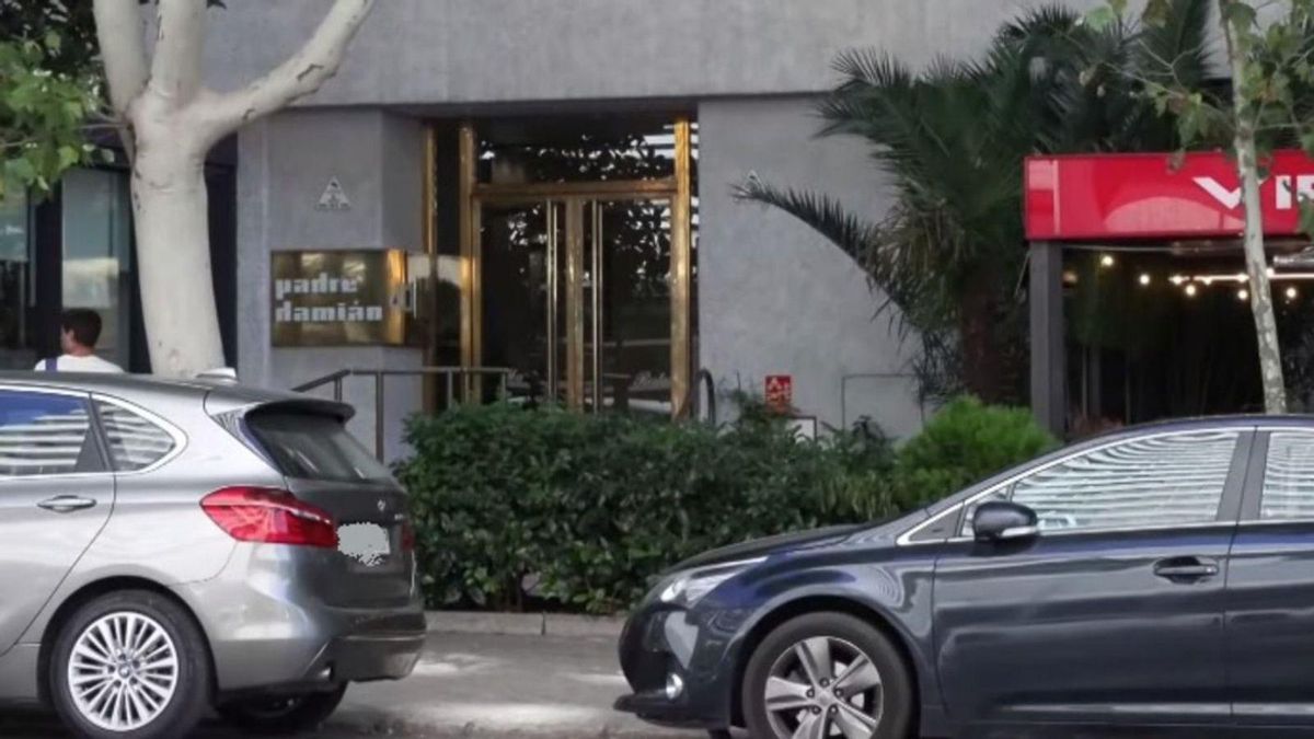 La agresión se produjo en la acera ante este edificio ubicado a 700 metros del estadio Santiago Bernabéu, donde se celebró el concierto de Karol G.