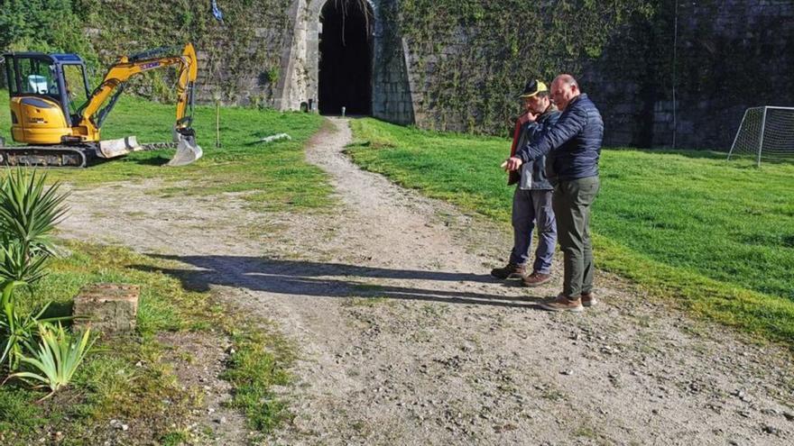 Poio inicia las obras para hacer accesible el paso peatonal bajo el puente de A Barca