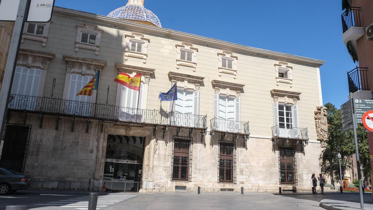 Palacio del Marqués de Arneva, sede principal del Ayuntamiento de Orihuela, en el centro del casco histórico