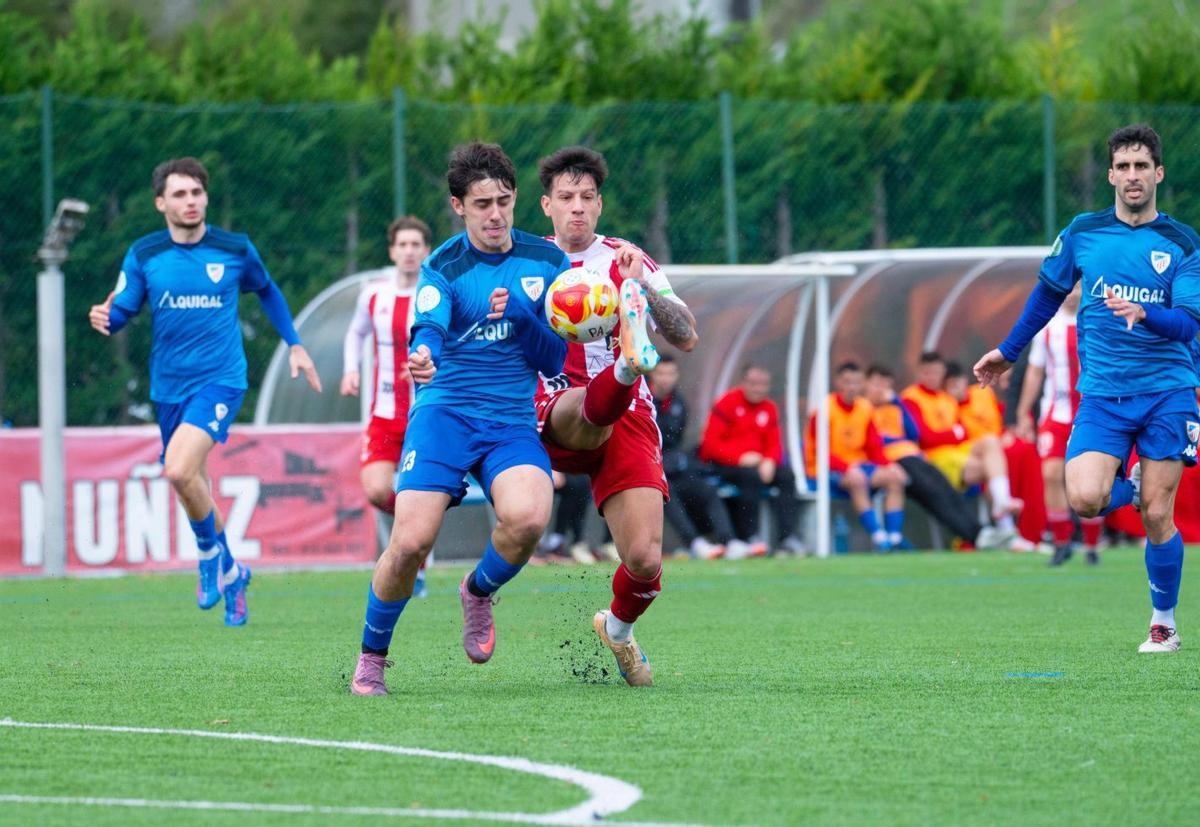 Martín Rafael persigue a un jugador del Arteixo en el duelo disputado en el campo Iago Aspas Juncal.