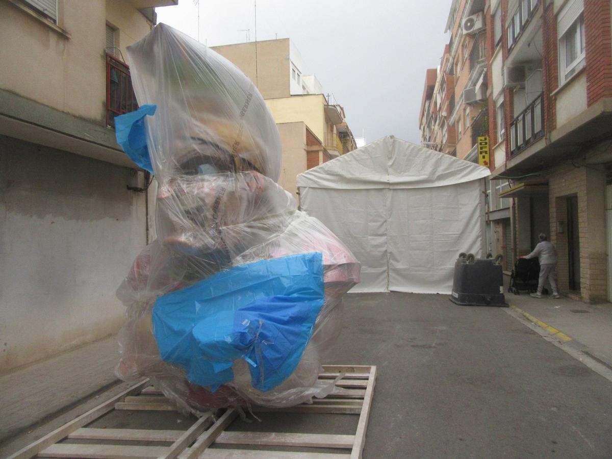 Remate central de la falla Fermín Galán con plásticos de protección.