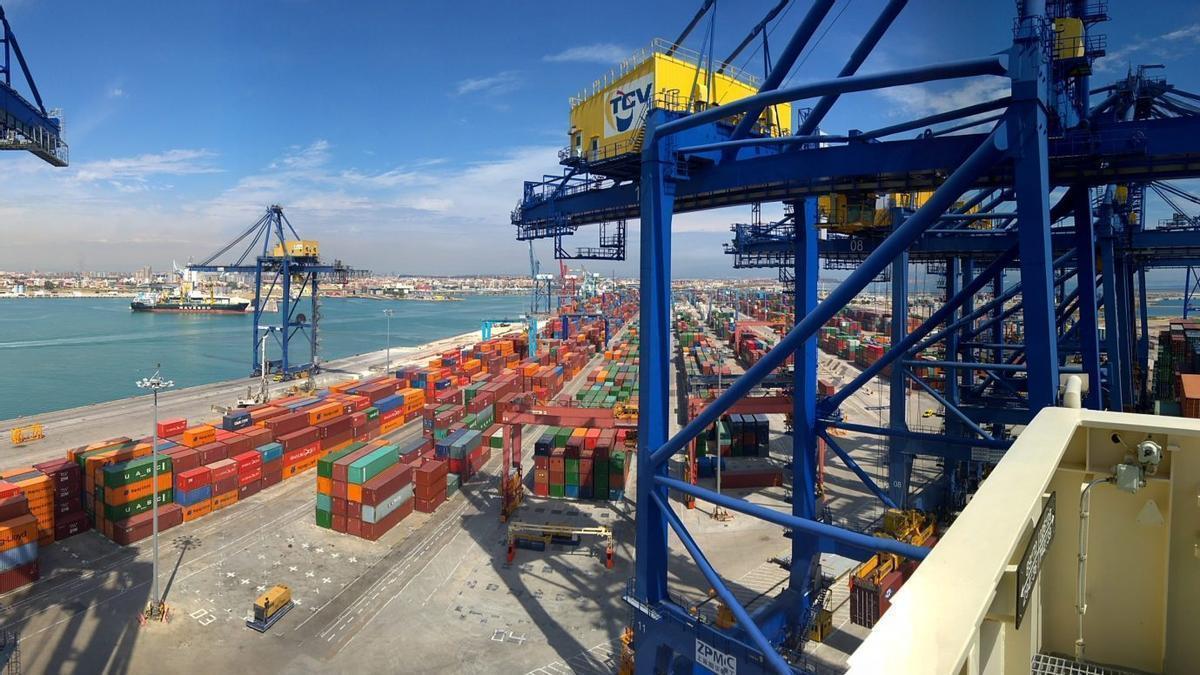 El Puerto de Valencia es uno de los de mayor tráfico de mercancías hacia Oriente Medio, y punto de salida de numerosos productos extremeños.