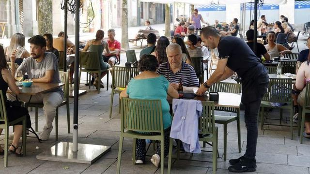 Terraza en la Praza da Verdura, una de las más frecuentadas de la ciudad de Pontevedra.