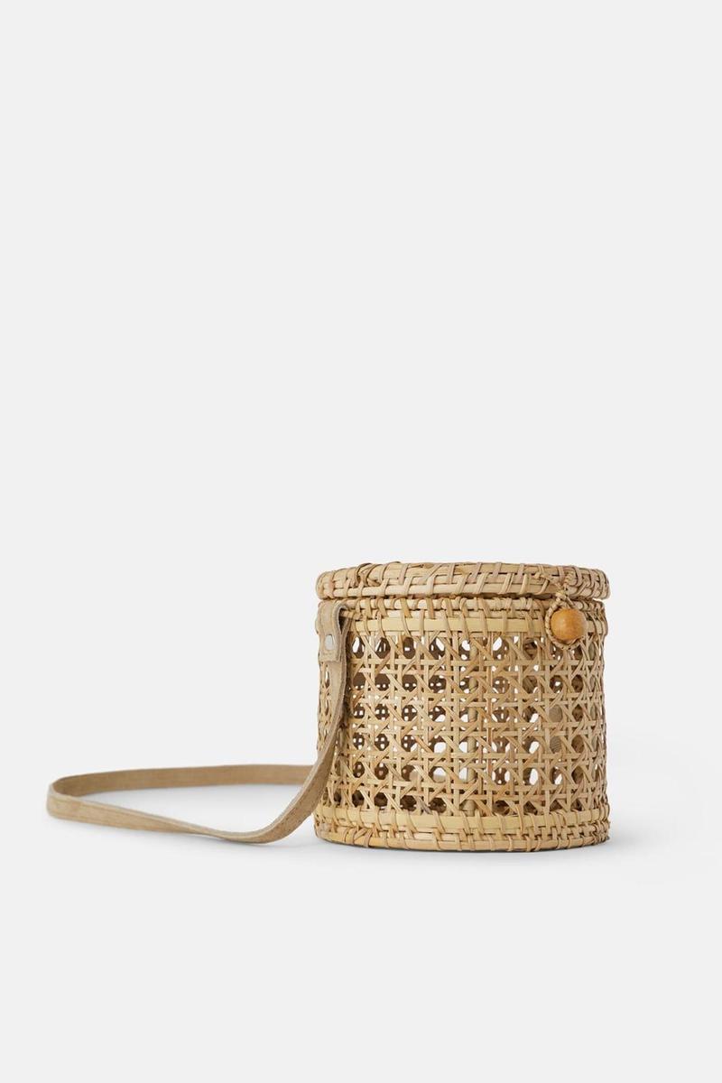 Bolso bandolera cesta mimbre de Zara. (Precio: 45, 95 euros)