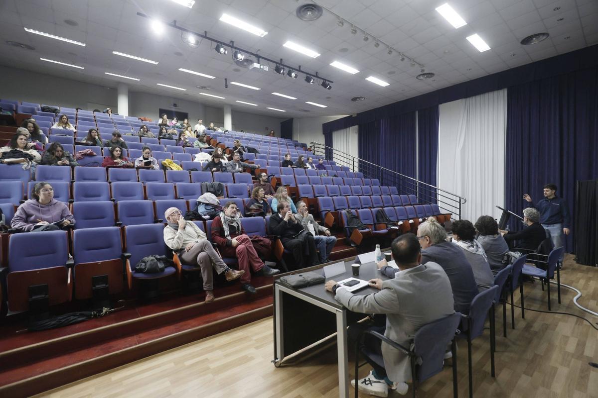 Asistentes escuchan las intervenciones de la jornada sobre las barreras de acceso a la sanidad pública en Baleares, celebrada en la UIB.