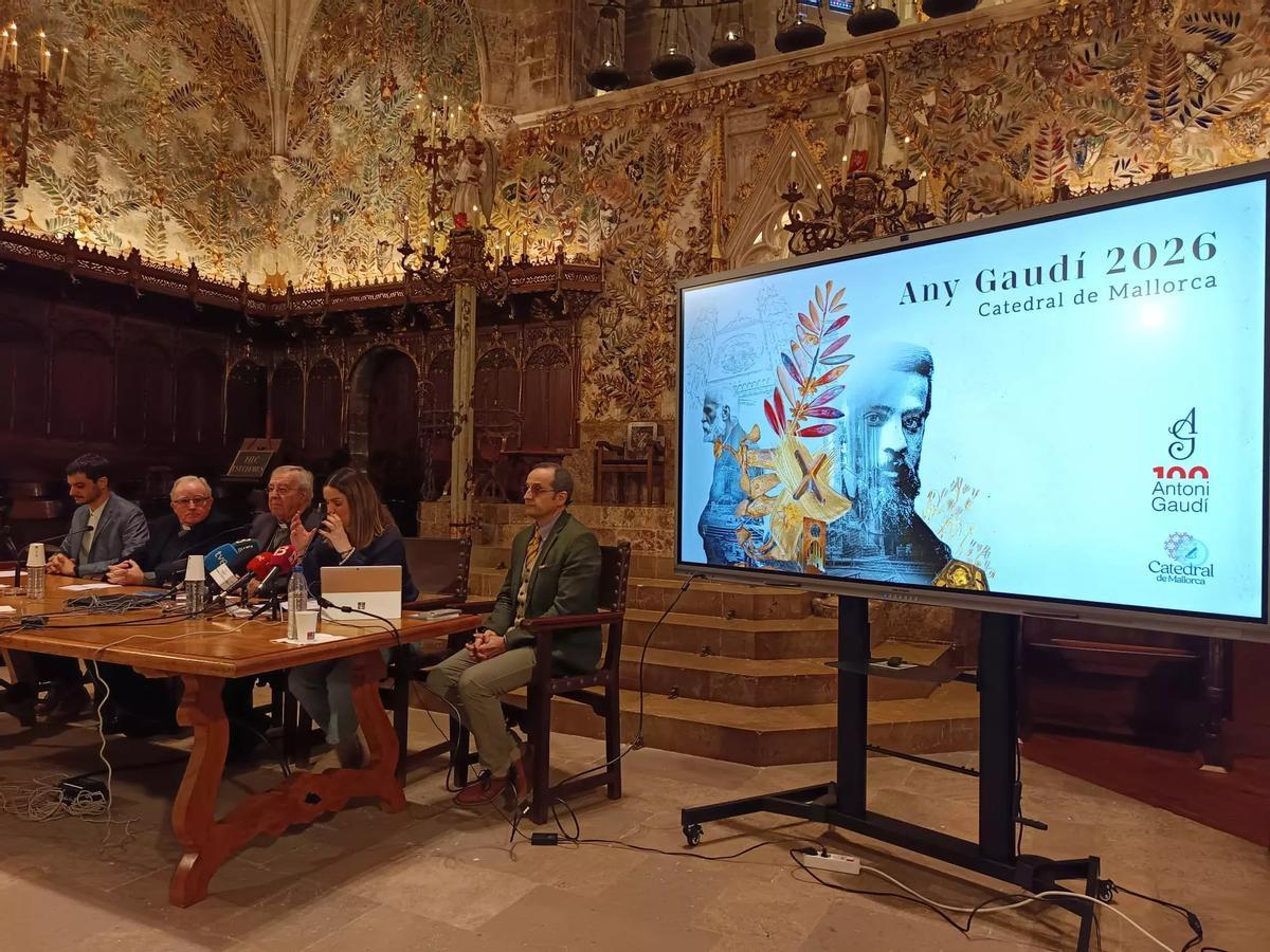 Ein Bild von der Pressekonferenz zur Präsentation des Gaudí-Jahres in der Kathedrale.