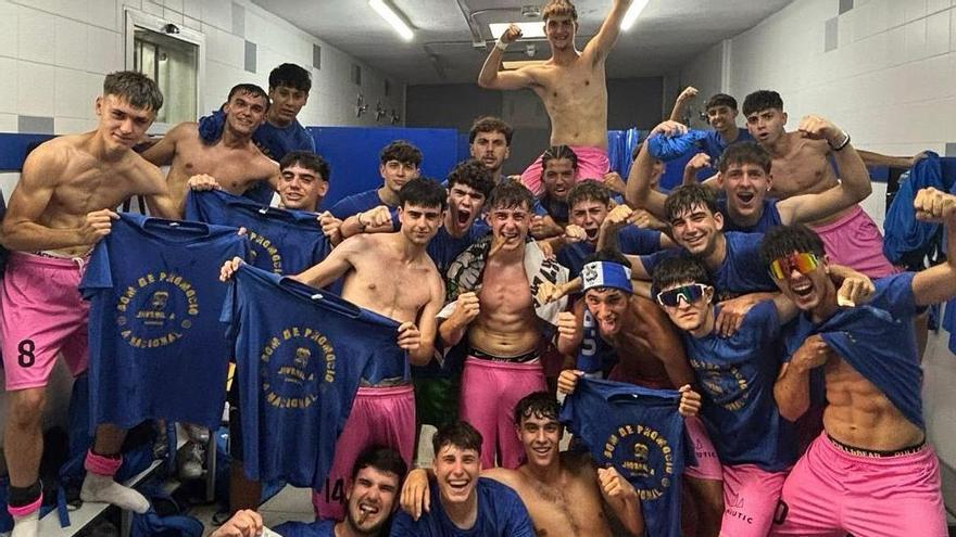 Los juveniles de la UD Oliva celebran su éxito