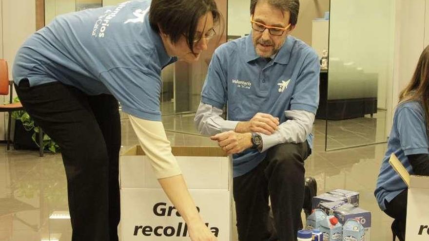 Voluntarios durante la recogida de leche.