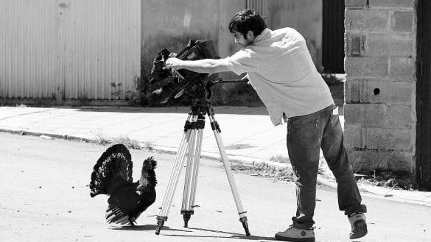 Un operador de cámara, grabando imágenes de «Mansín» la semana pasada en el pueblo de Tarna.