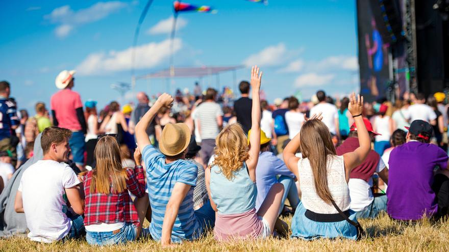 Jóvenes disfrutan en un festival de verano antes de la pandemia