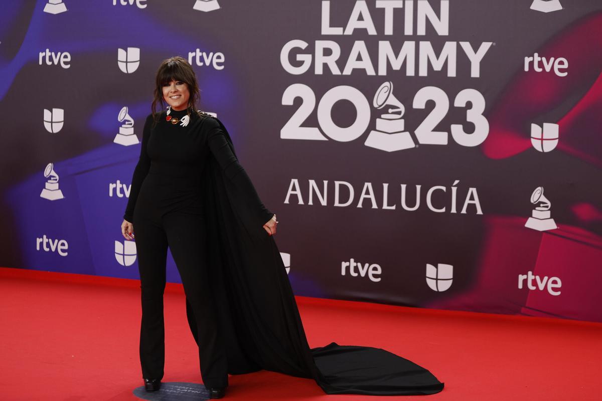 SEVILLA, 16/11/2023.- La cantante española Vanesa Martín posa para los fotógrafos en la alfombra roja de la gala anual de los Latin Grammy, este jueves en Sevilla. EFE/Jorge Zapata