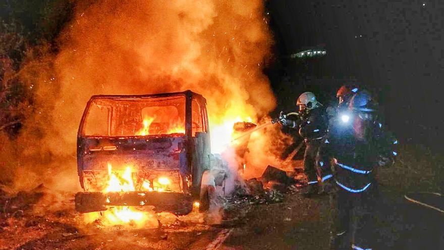 Sofocan el incendio en un vehículo en la carretera de Los Loros