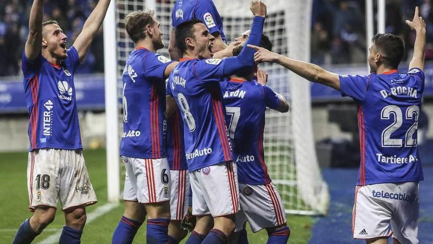 Carlos Hernández, Folch, Aarón y Linares aúpan a Mossa tras marcar su segundo gol al Sporting en el Tartiere, con Christian Fernández a la izquierda y Rocha a la derecha.