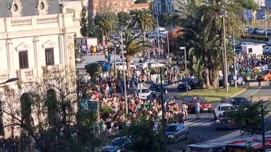 Ríos de jóvenes acuden al esperado concierto de Feid en Valencia