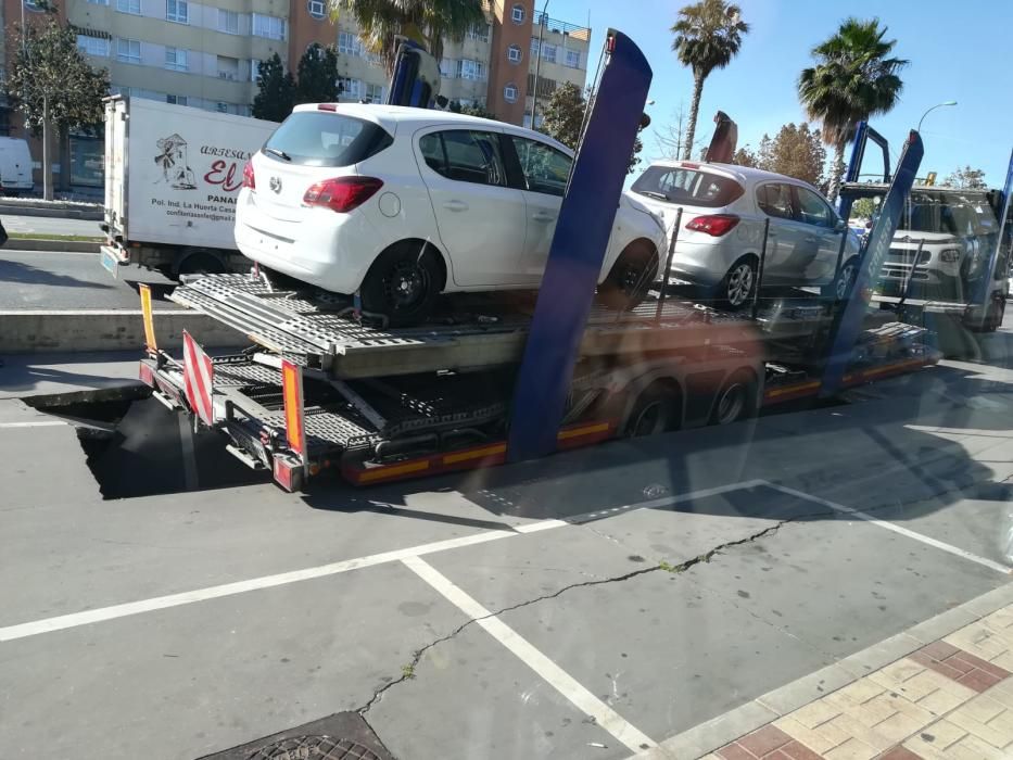 Un trailer cargado de coches del concesionario de Opel ocasionó un boquete en la calzada y tuvo que ser rescatado por una grúa de grandes dimensiones