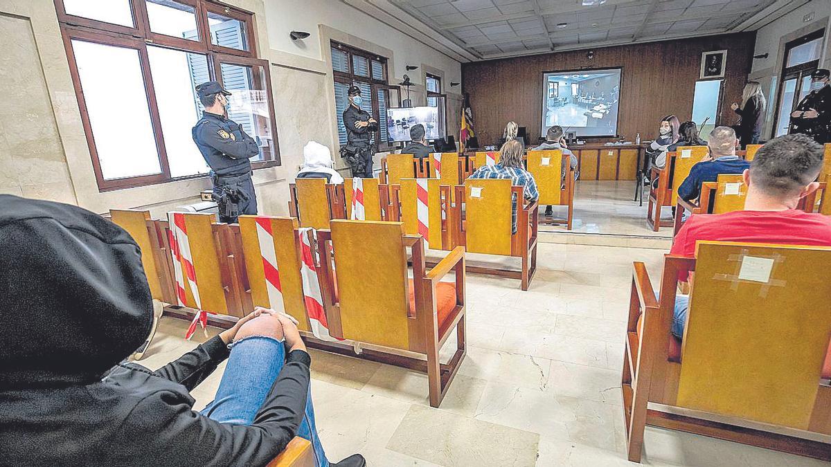 Los acusados durante el macrojuicio celebrado desde el pasado 19 de octubre en Palma.