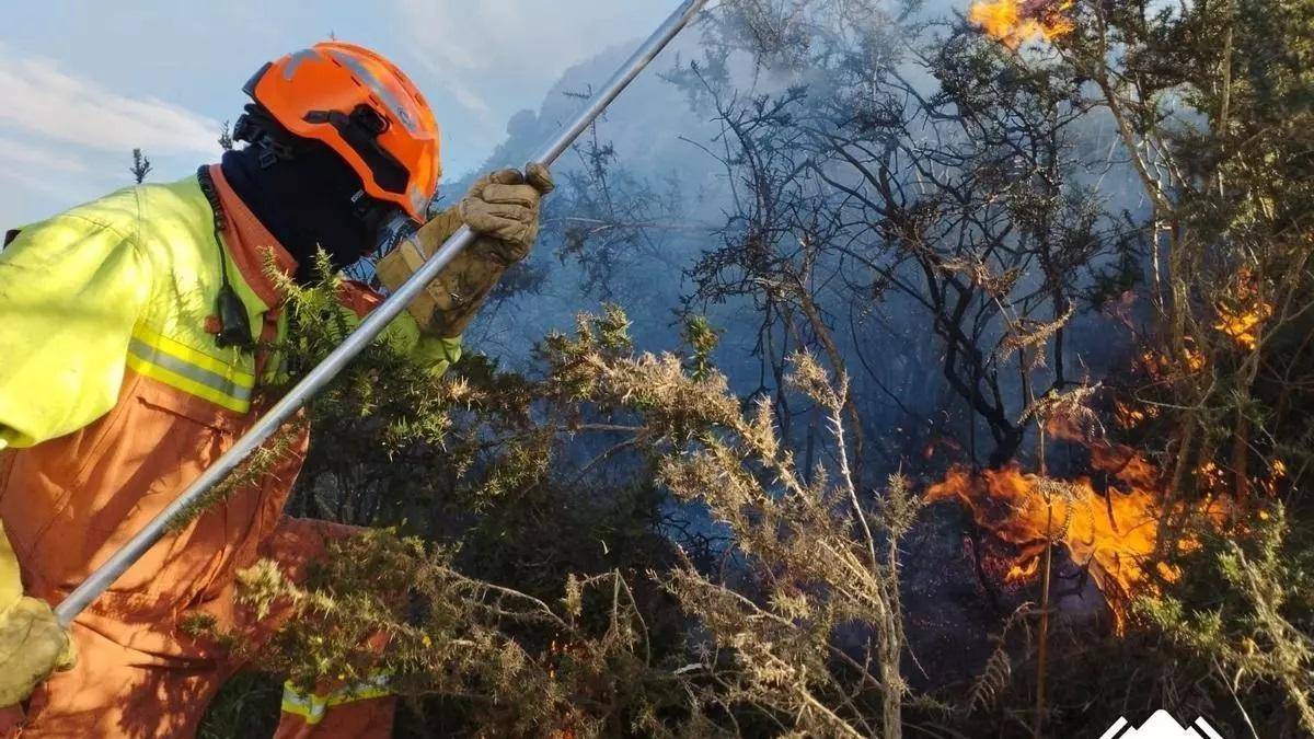 Labores de extinción de un incendio.