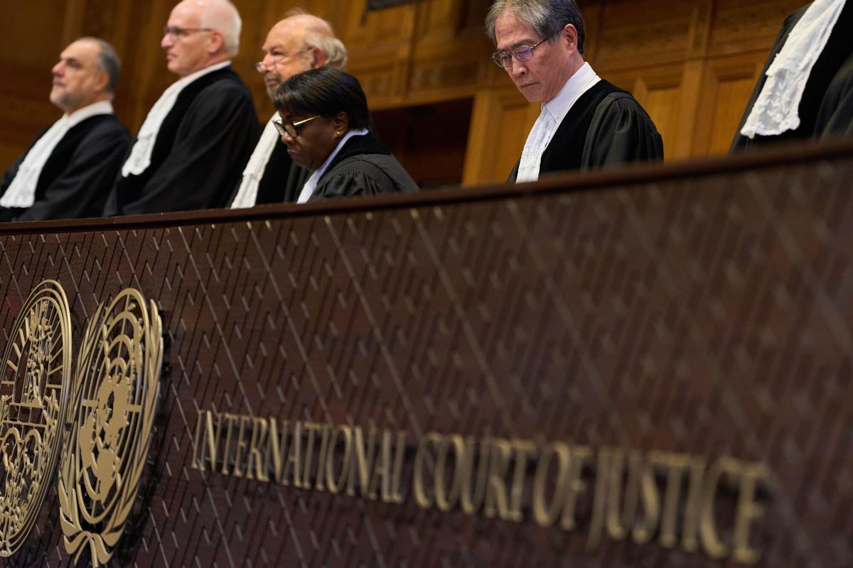 Los jueces de la Corte Internacional de Justicia leen su opinión sobre las obligaciones de Israel de garantizar la llegada de ayuda humanitaria a los territorios ocupados palestinos, este miércoles en La Haya.