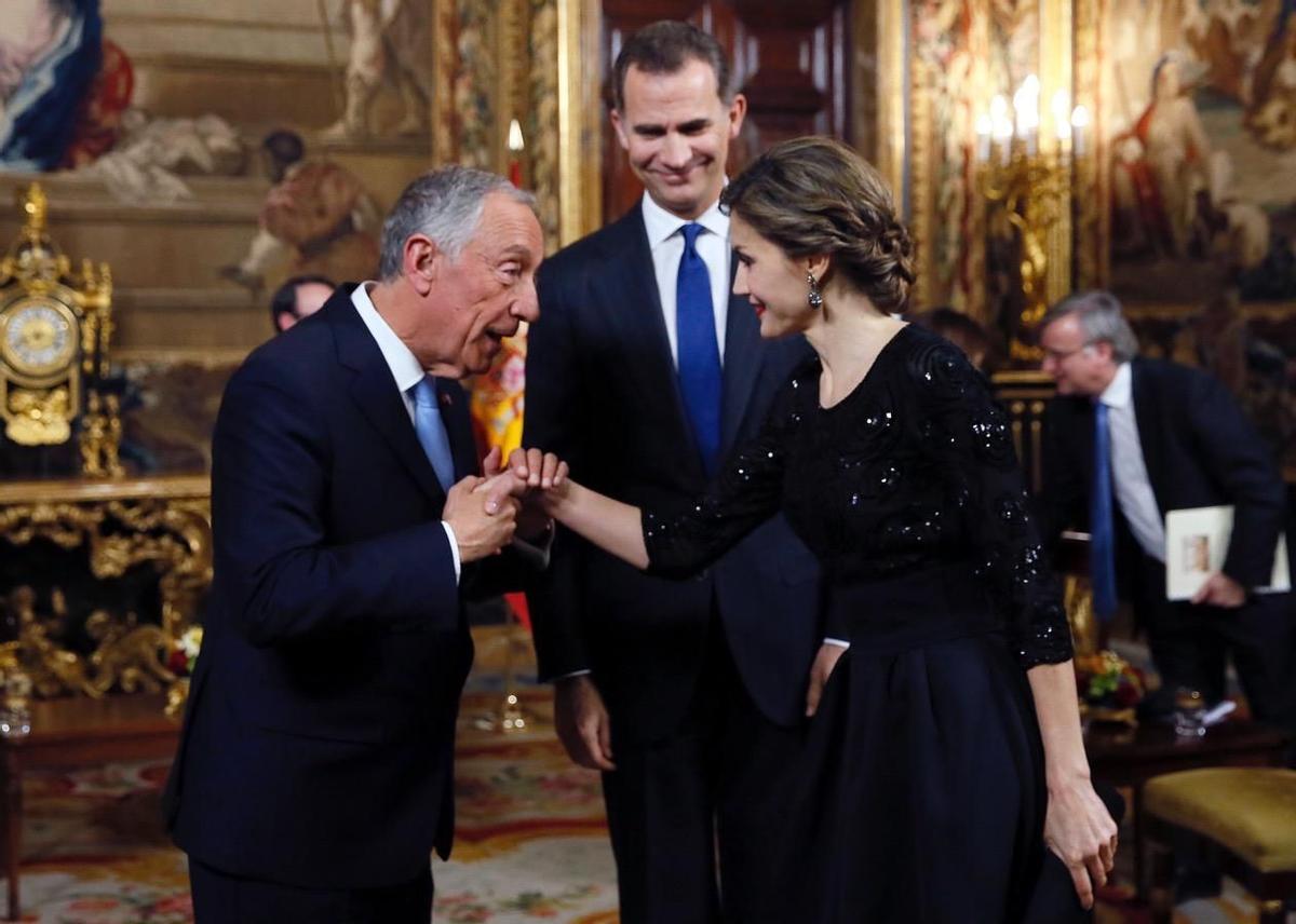 Los Reyes de España con el presidente de Portugal.