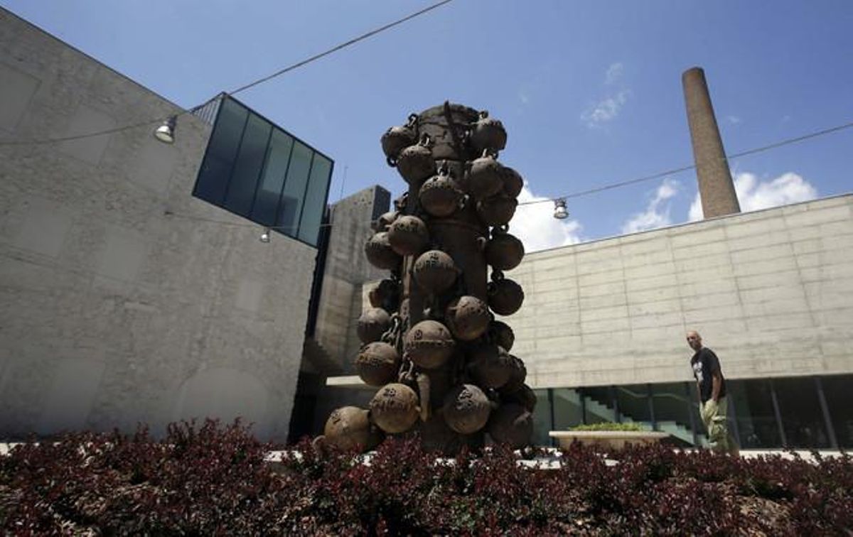 Escultura de Plensa situada a la plaça del Museu Can Framis, un dels cinc espais expositius que depenen de la Fundació Vila Casas de Barcelona.
