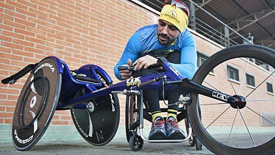 Iván Heras, preparando su silla de competición antes de entrenar.