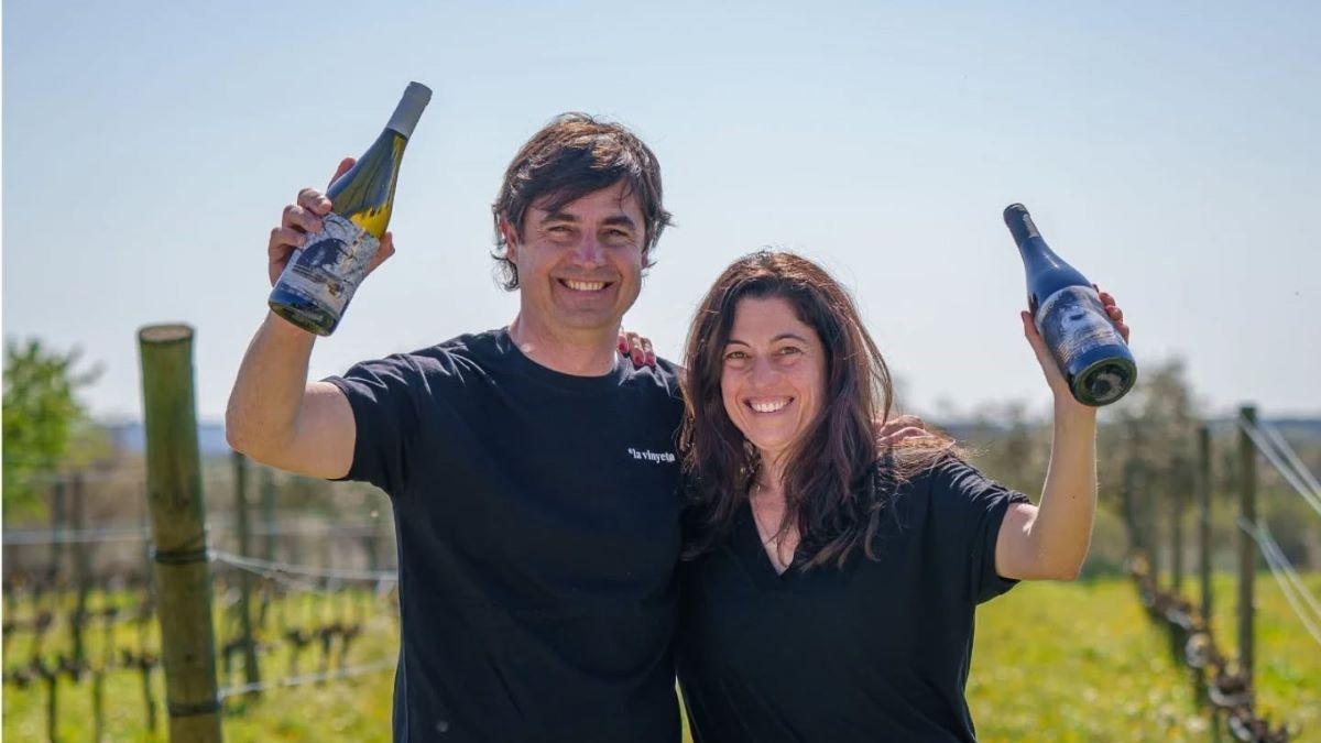 Josep Serra i Marta Pedra de la Vinyeta mostren els vins solidaris amb la Fundació Mona.