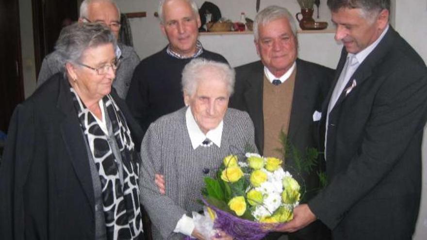 Flores para la silledense Celia Bibián Viz por su siglo de vida