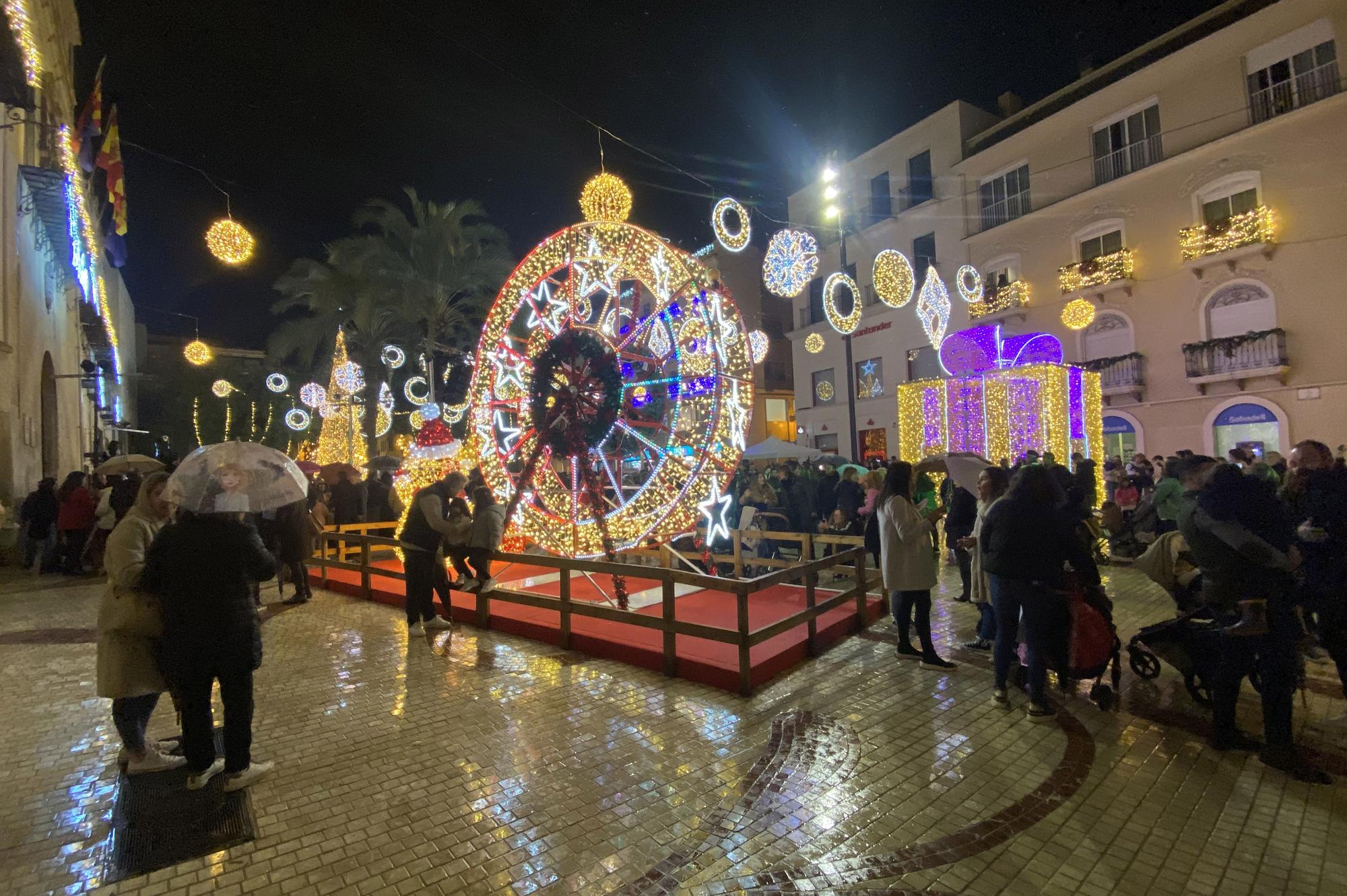 Elche enciende la Navidad con una gran "nevada" y... lluvia intermitente