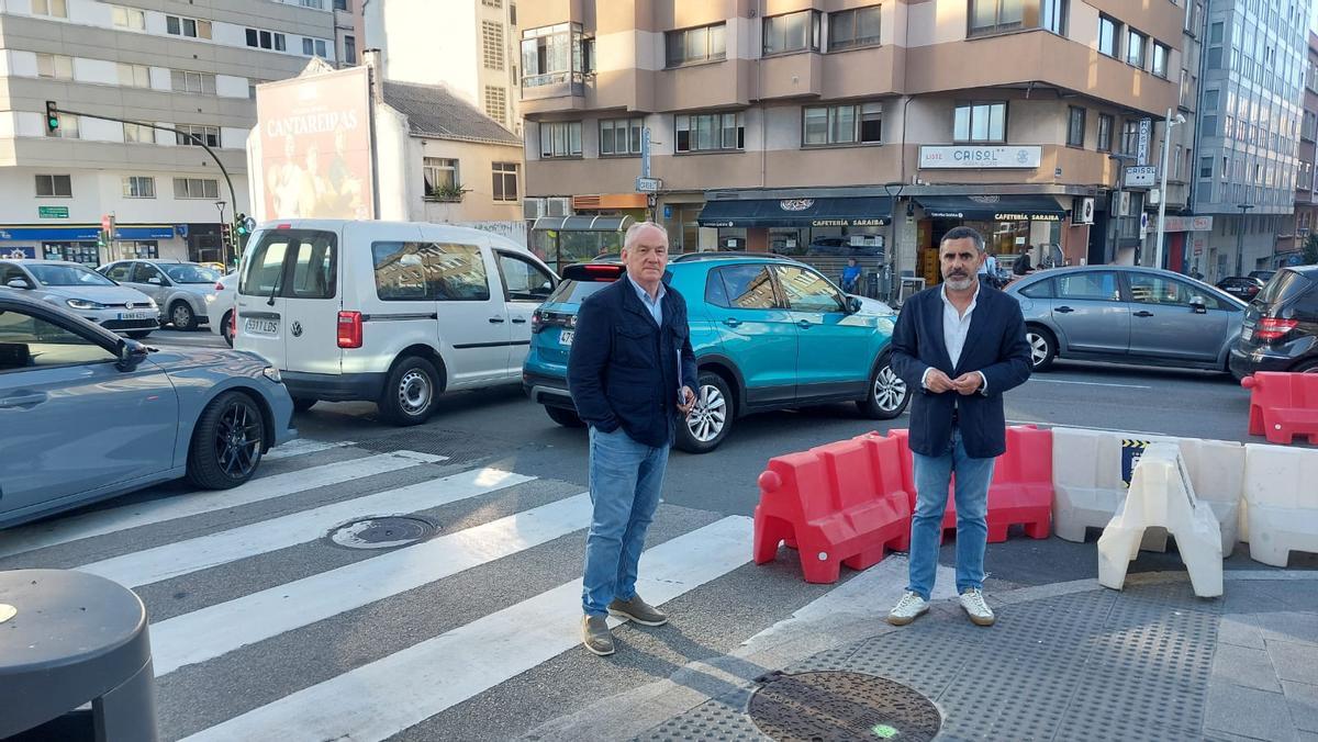 El portavoz municipal del PP, Miguel Lorenzo en la zona, con el edil popular José Ramón Amado.