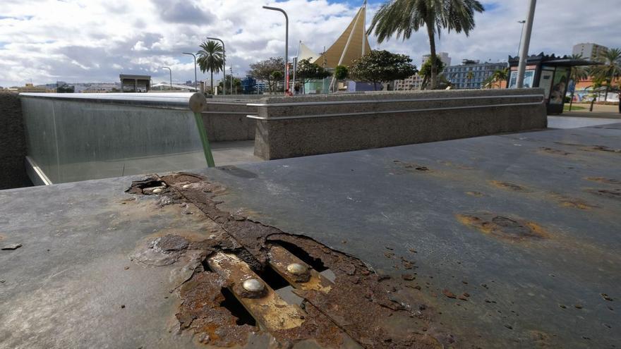 El óxido corroe el frente marítimo