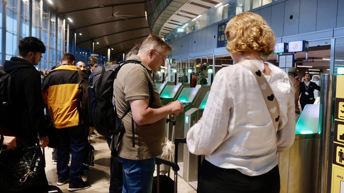 Pasajeros pasando el control de seguridad en el aeropuerto de Valencia.