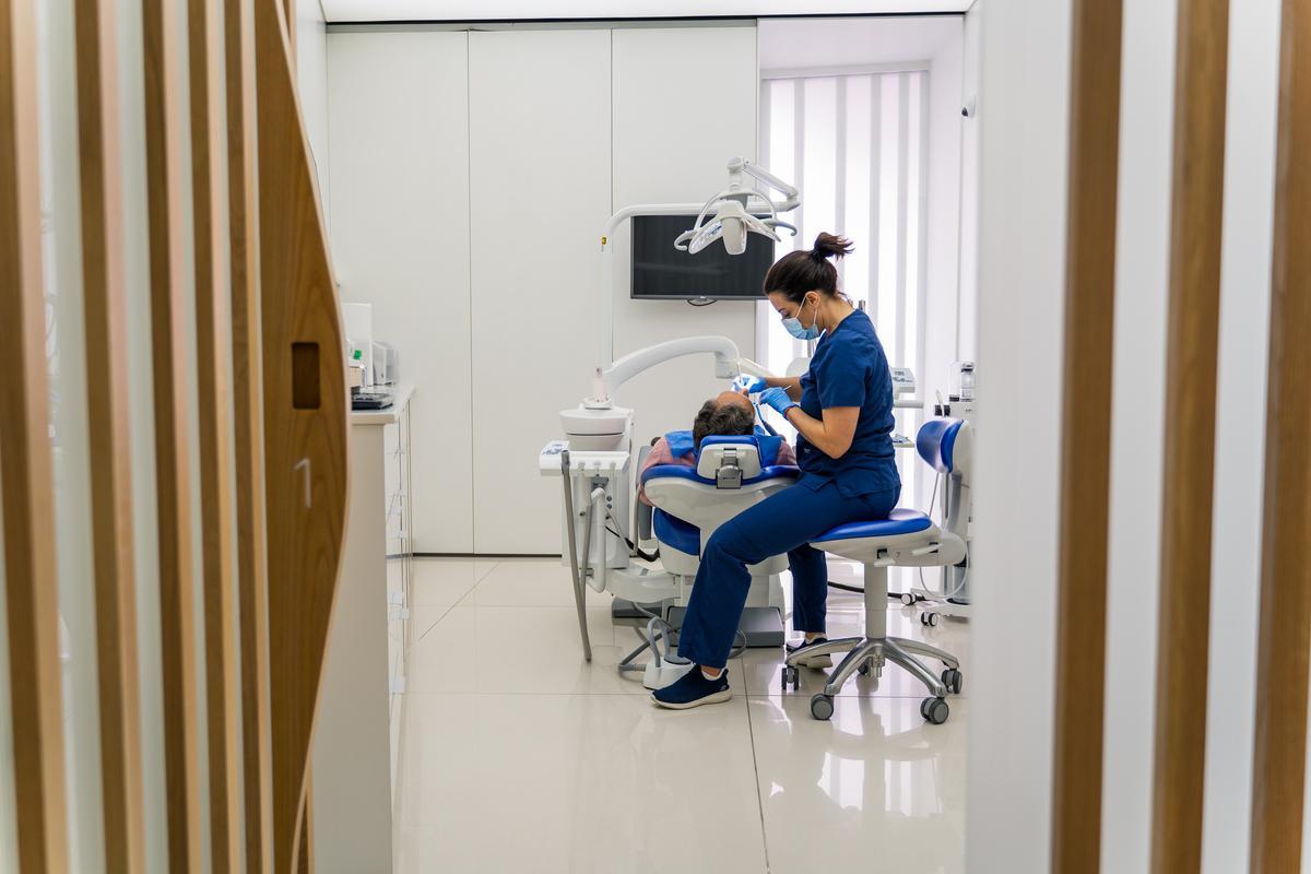 La correcta higiene y las revisiones bucodentales, imprescindibles para mantener una buena salud dental.