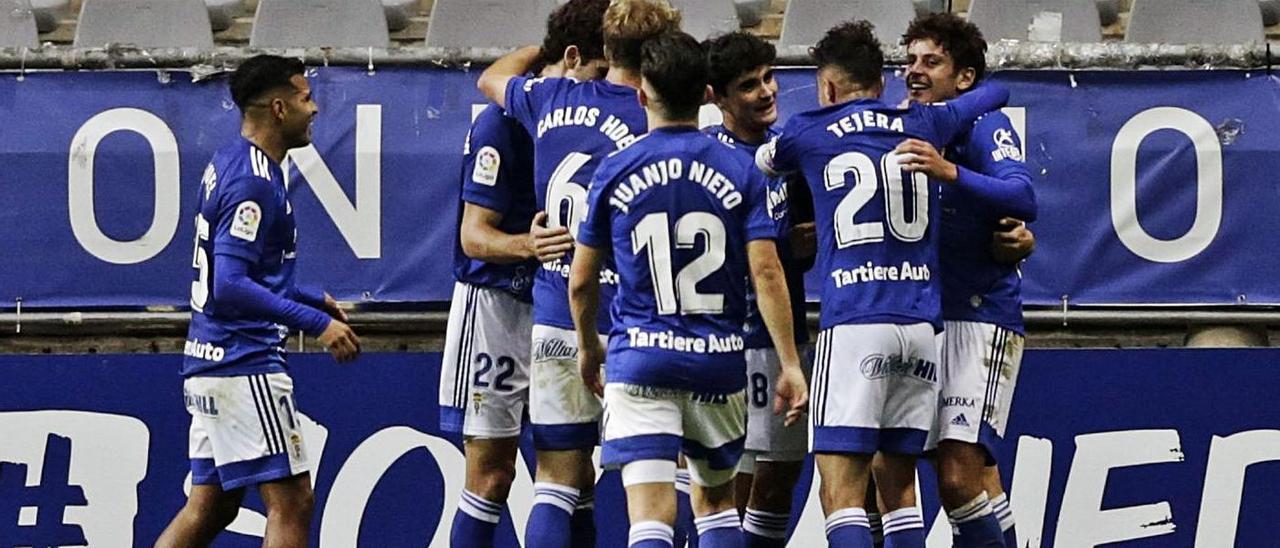 Los jugadores del Oviedo celebran uno de los goles que le marcaron al Castellón en el partido de ida, disputado en el Carlos Tartiere. |