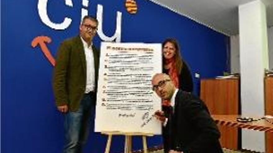 Jordi Sais, Jaume Dulsat i Mercè Serrano, presentant ahir el codi ètic.