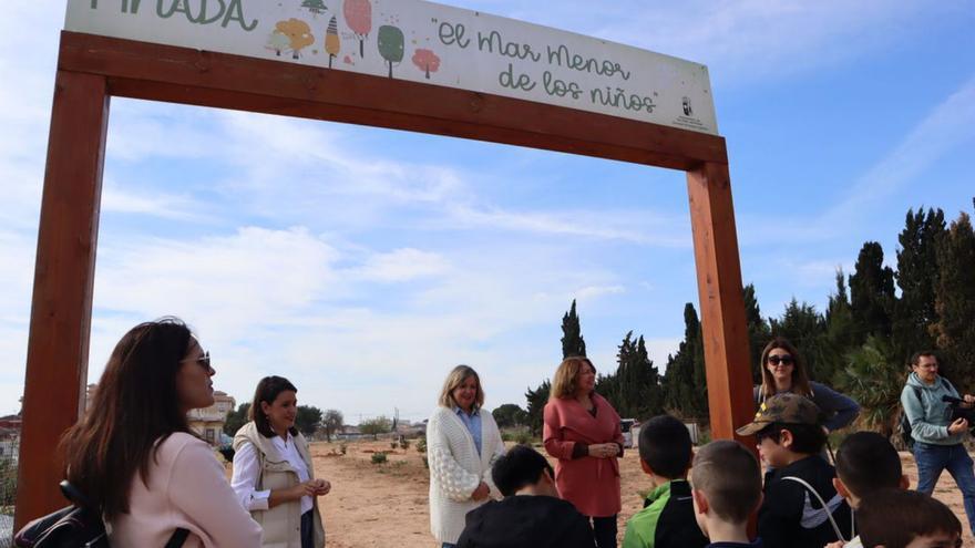 El colegio Villa Alegría planta árboles en San Pedro del Pinatar