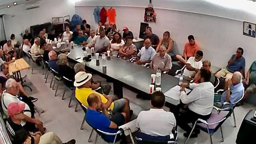 Los vecinos durante la reunión para organizarse en la nueva asociación. | UDA