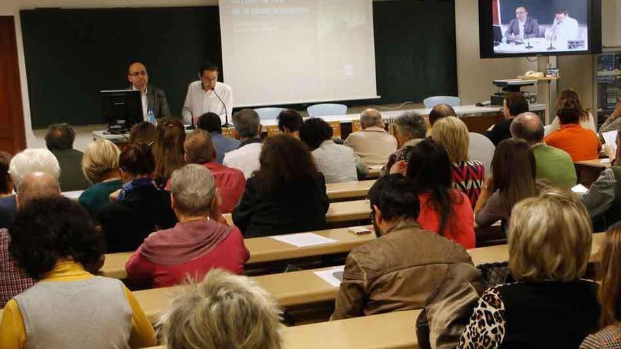 Sergio Pérez (en la mesa de conferencias, a la izquierda), junto a José Luis Hernando.