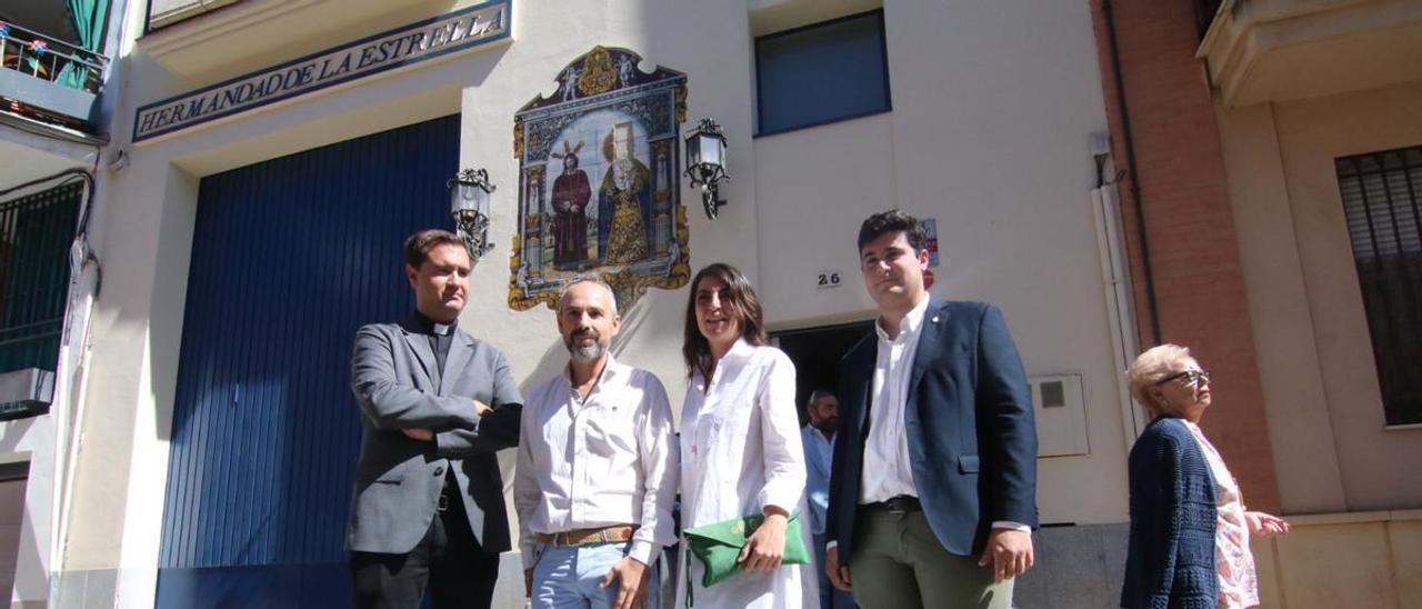 Macarena Olona junto a un grupo de cofrades de la hermandad de La Estrella, este viernes en Córdoba.