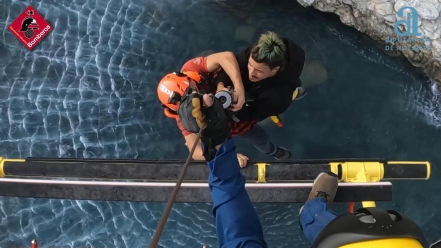 Rescatado un joven atrapado a 20 metros de altura en un acantilado de El Campello