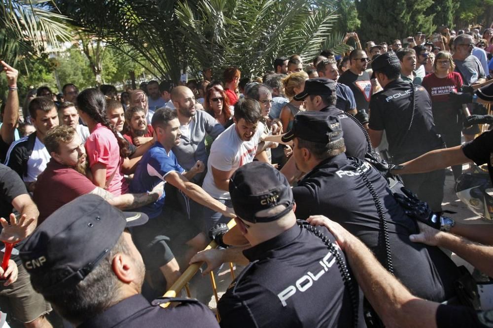 Dos vecinos y un policía heridos durante las prote