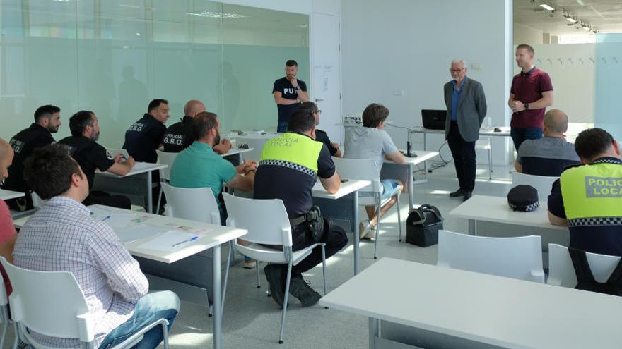 Curso para policías de Torrevieja sobre falsedad documental de vehículos